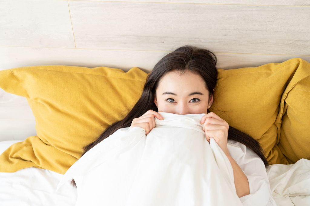 漂亮的青年女人在卧室