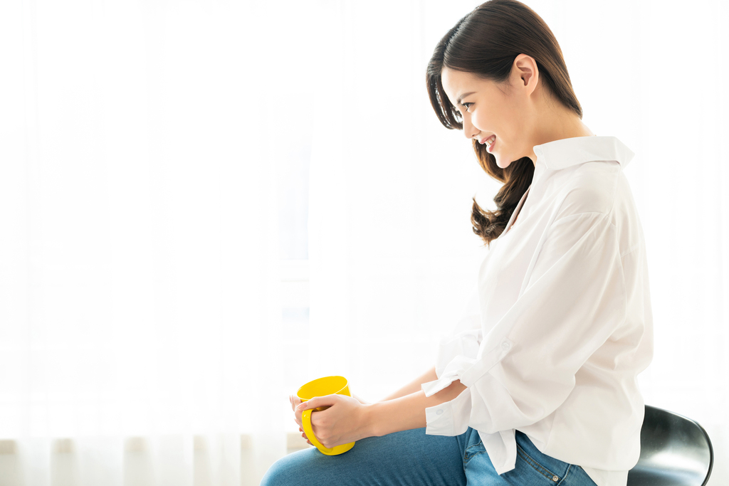 年轻女子家居生活图片