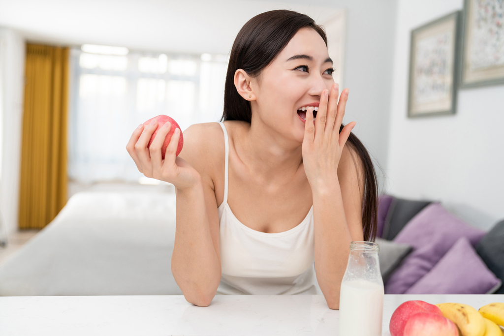 年轻女子家居生活