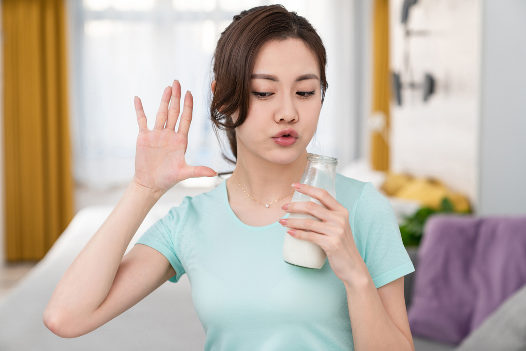 年轻女子家居生活图片