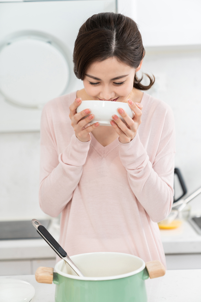 年轻女子在厨房做饭