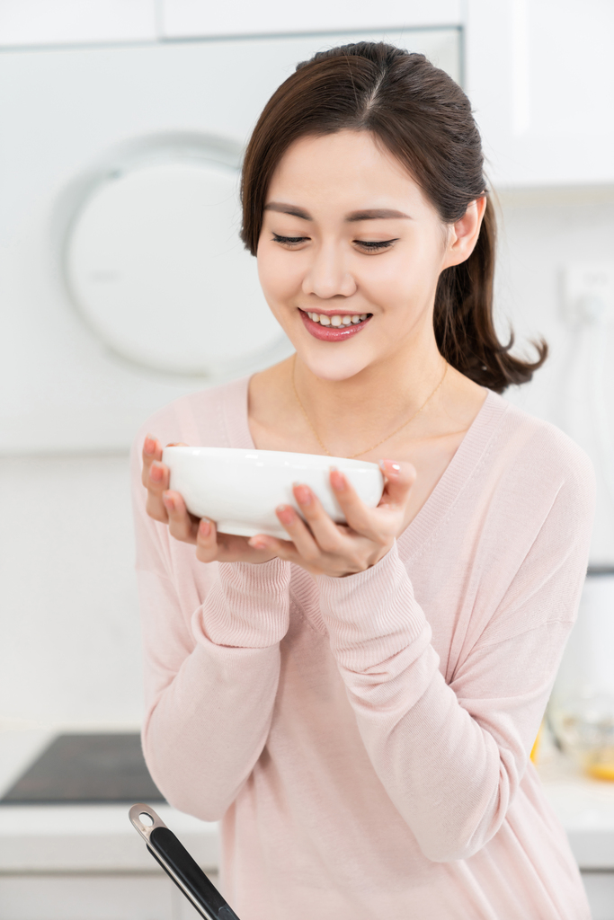 年轻女子在厨房做饭