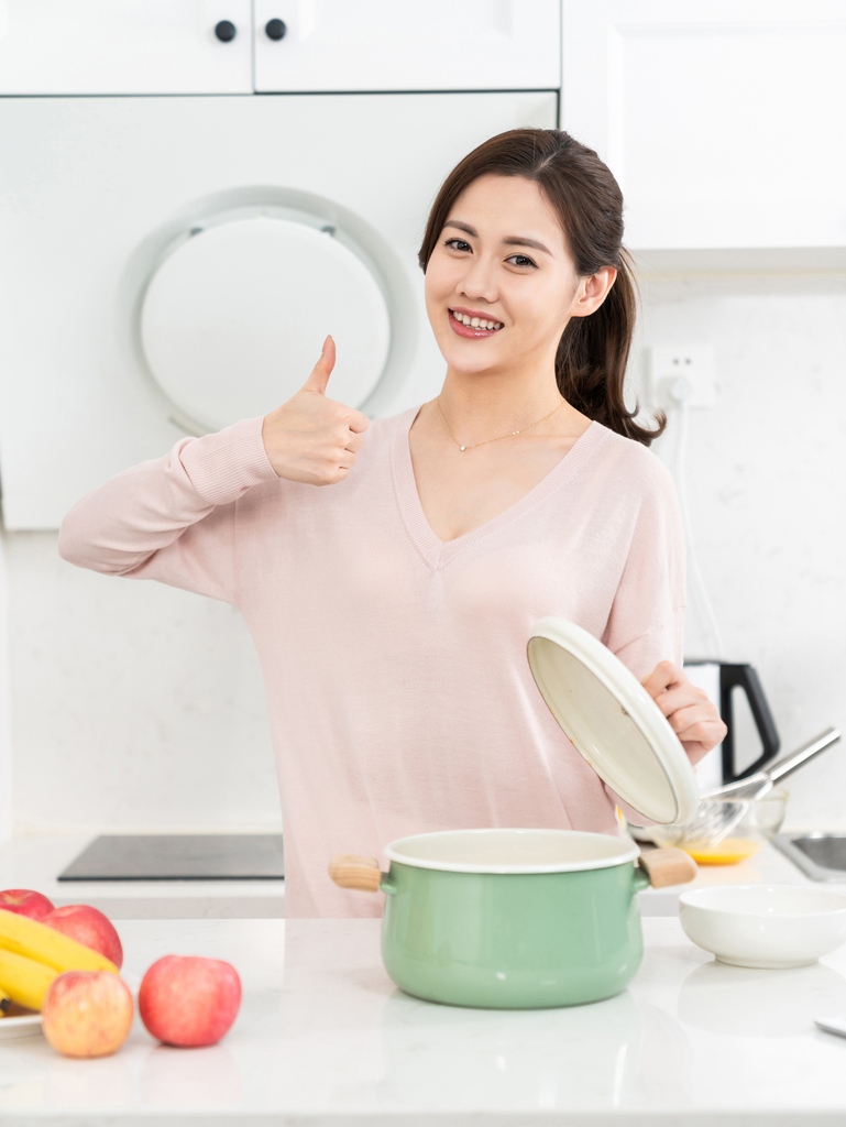 年轻女子在厨房做饭