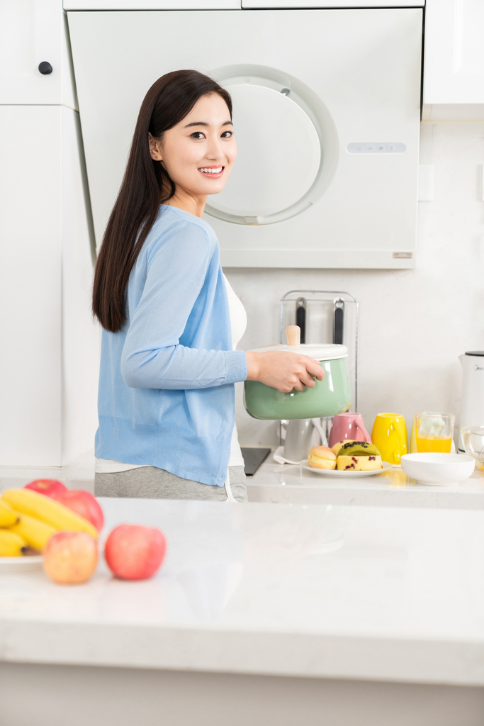 年轻女子在厨房做饭