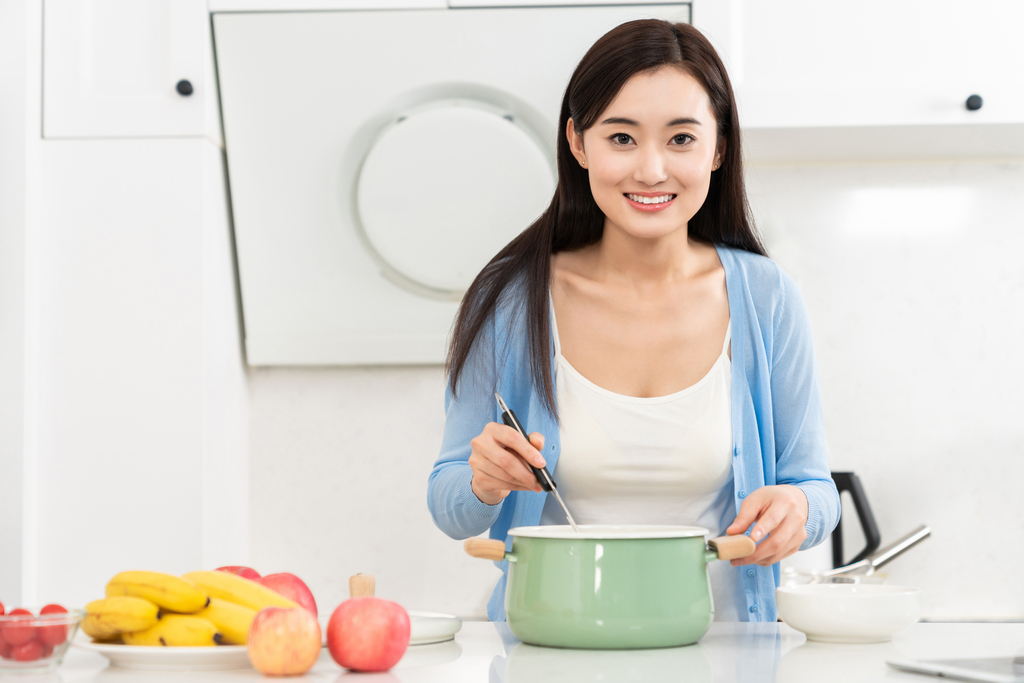 年轻女子在厨房做饭