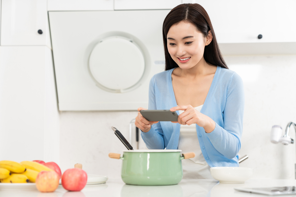 年轻女子在厨房做饭