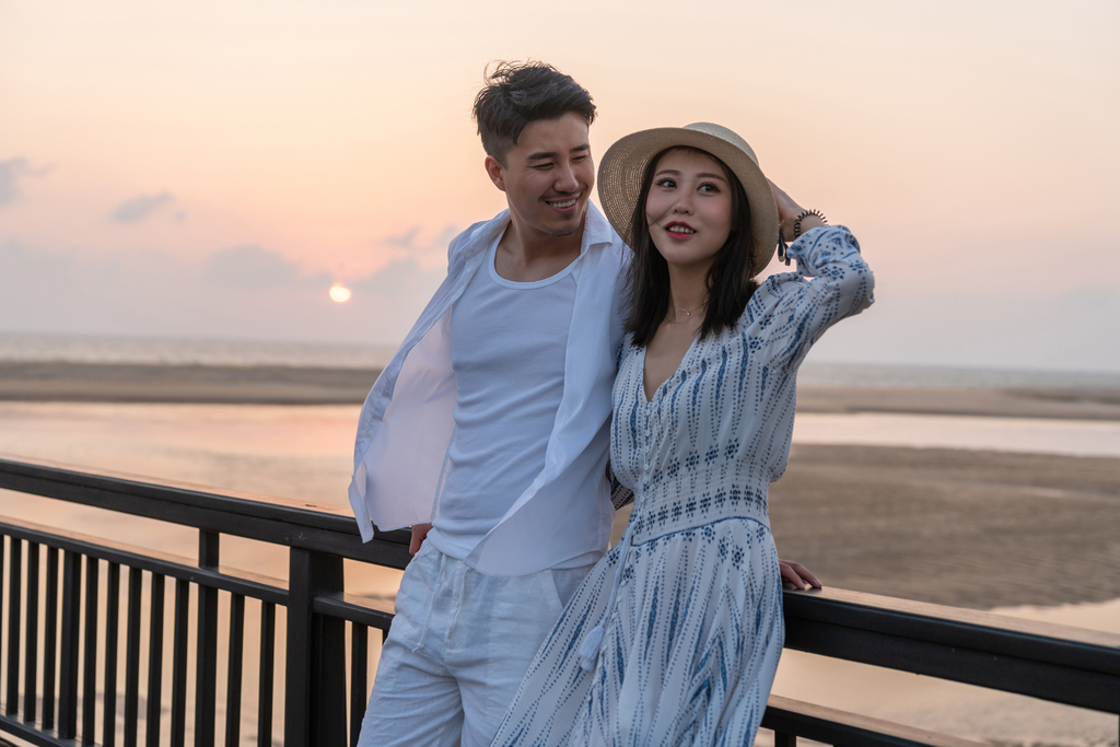 快乐的年轻情侣在海边图片