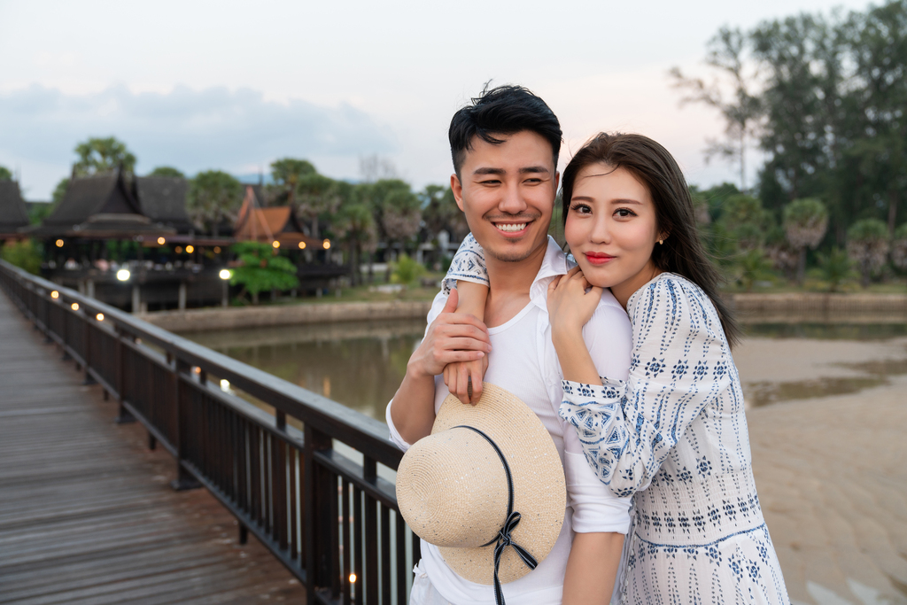 快乐的年轻情侣在海边图片
