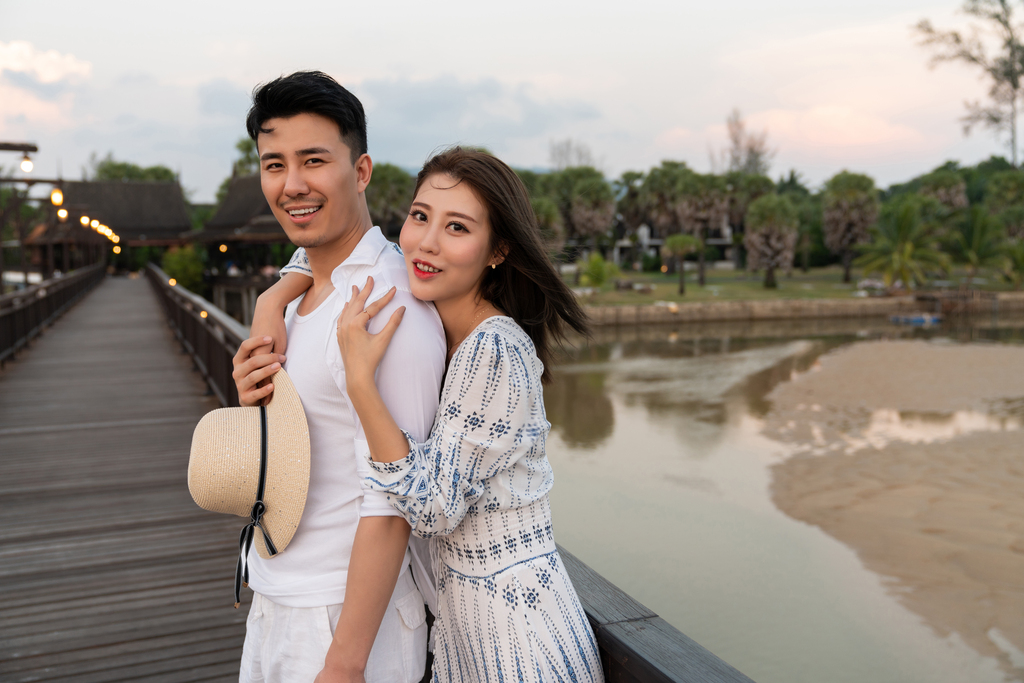 快乐的年轻情侣在海边图片