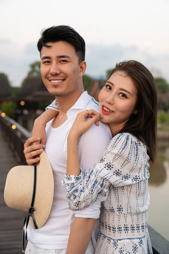 快乐的年轻情侣在海边