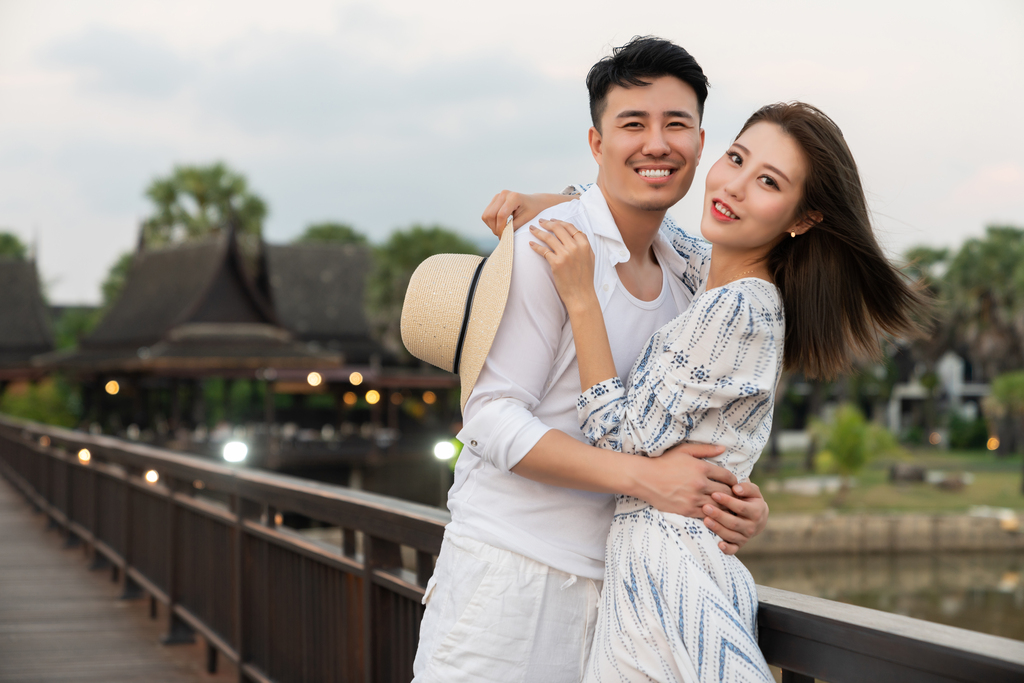 快乐的年轻情侣在海边