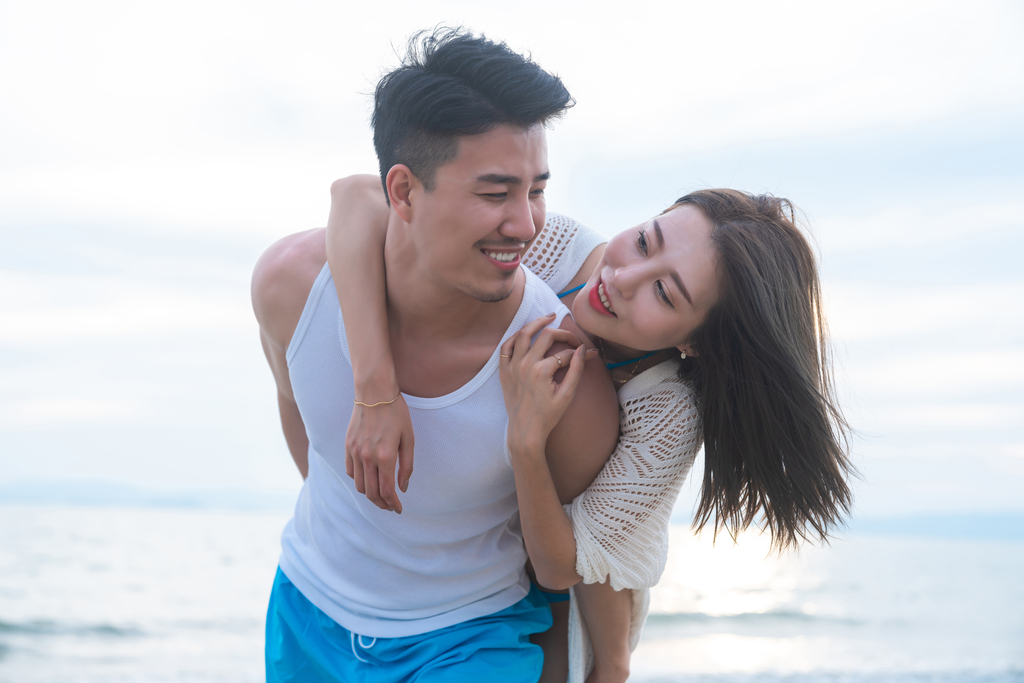 快乐的年轻情侣在海边图片