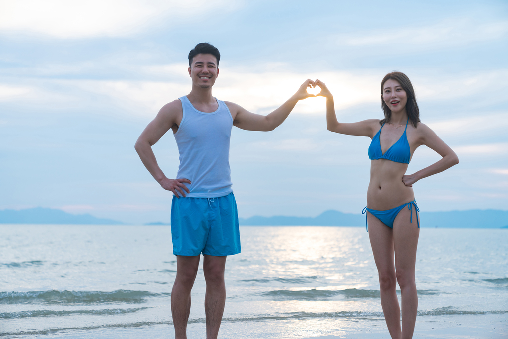 快乐的年轻情侣在海边图片
