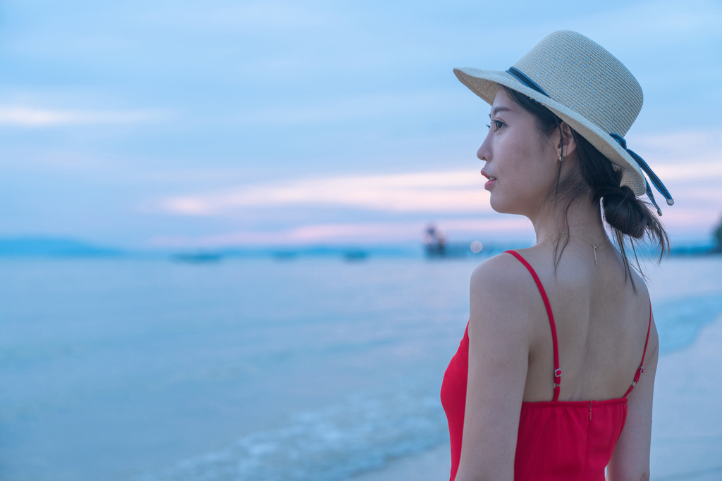 快乐的年轻女子在海边图片
