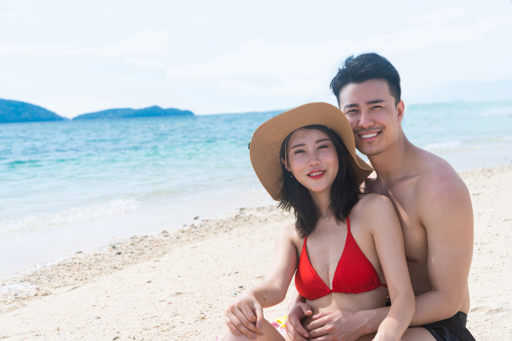 快乐的年轻情侣在海边图片