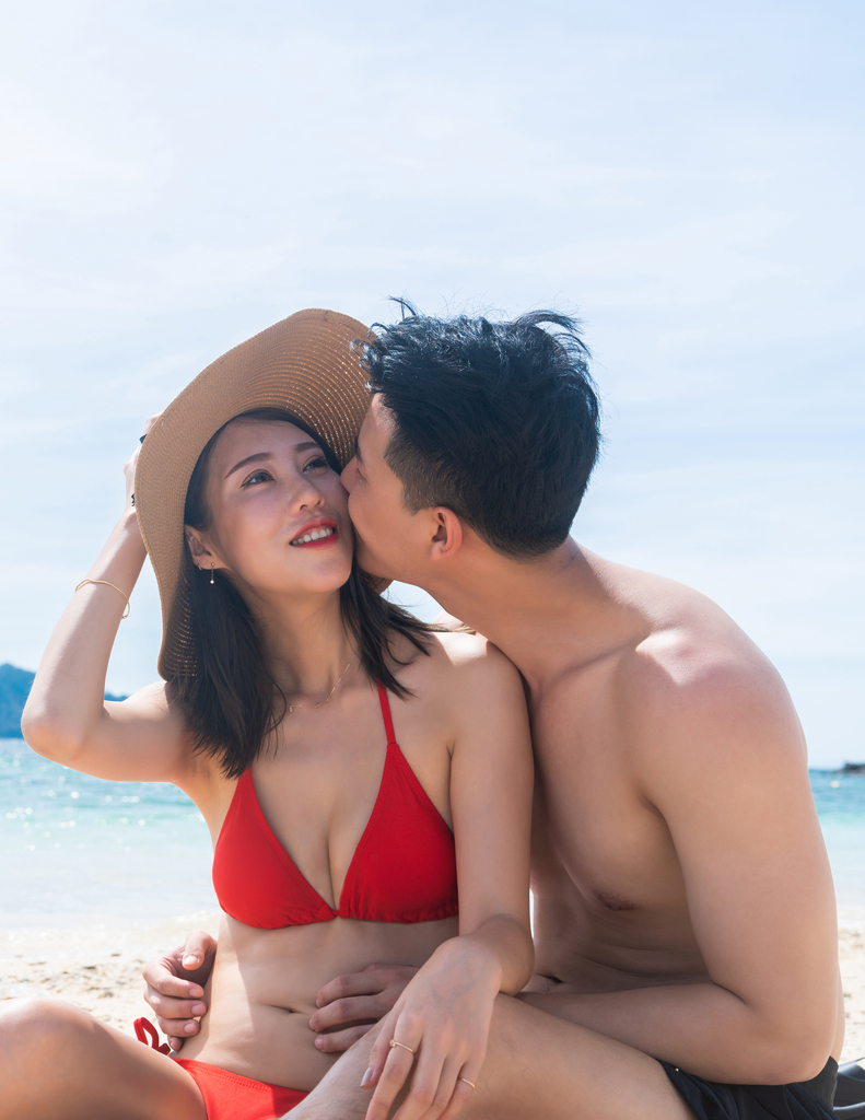 快乐的年轻情侣在海边图片