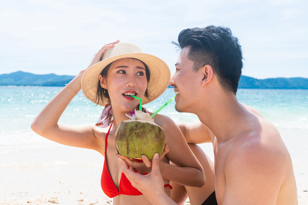 快乐的年轻情侣在海边图片