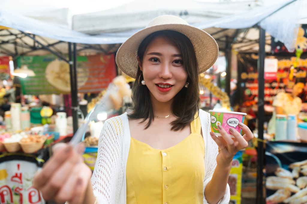 快乐的年轻女子逛街图片