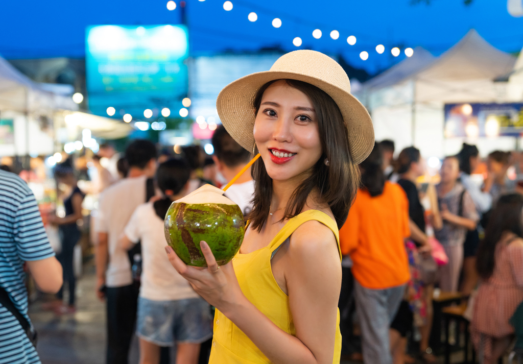 快乐的年轻女子逛街