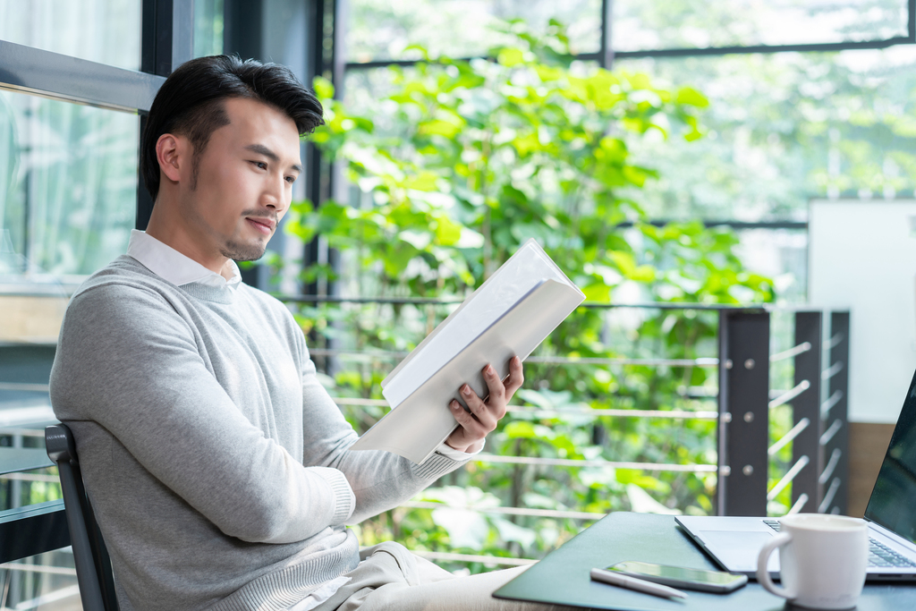 年轻商务男人在工作图片