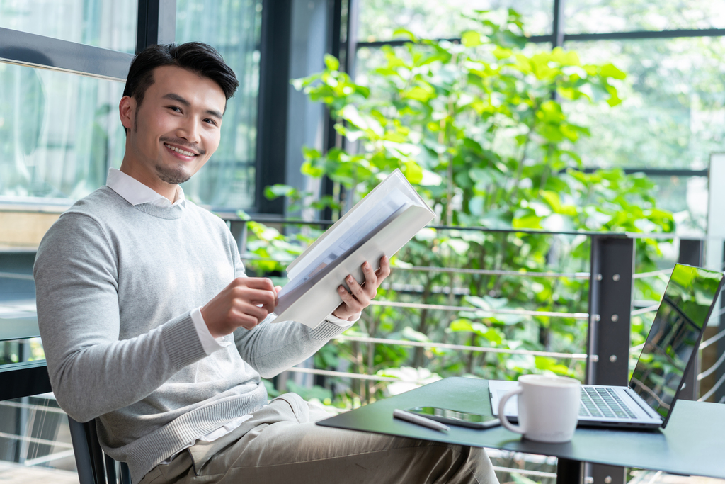 年轻商务男人在工作图片