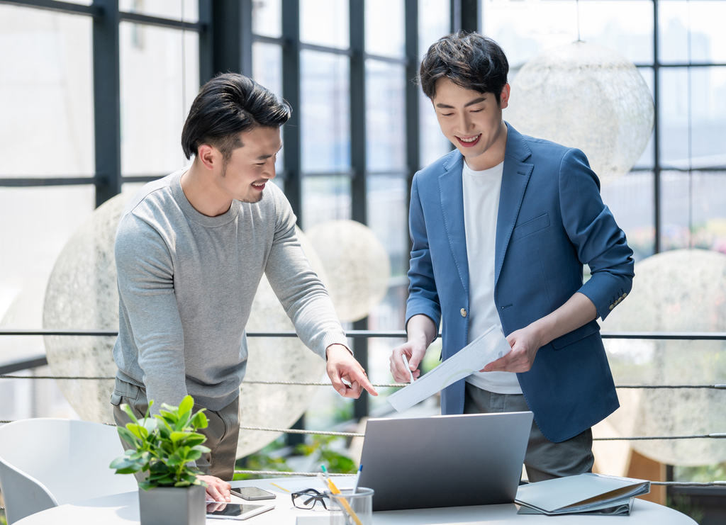 年轻商务男士在工作图片