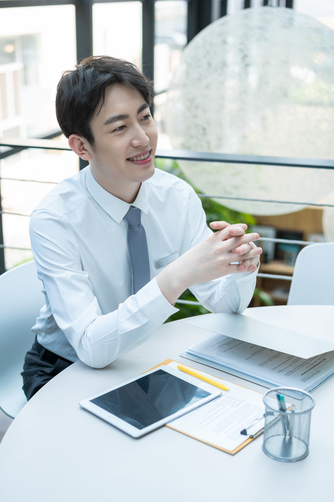 年轻商务男士在工作