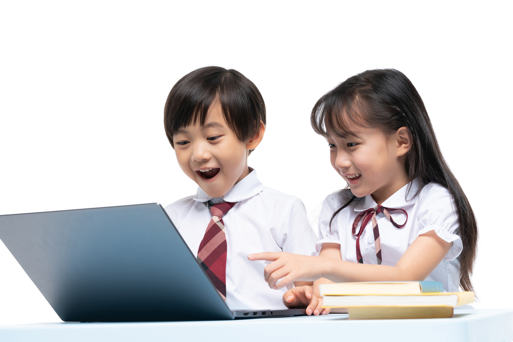 小男孩和小女孩在学习图片