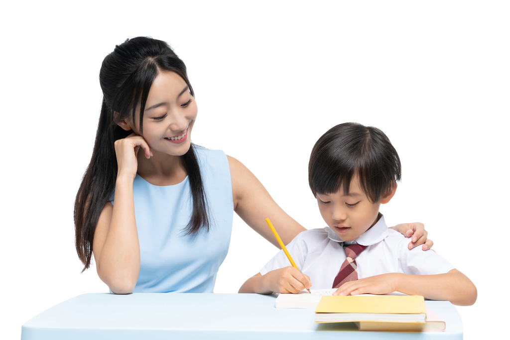 年轻女老师辅导小男孩学习图片