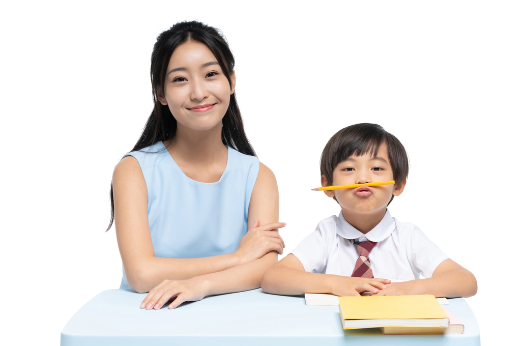 年轻女老师辅导小男孩学习图片