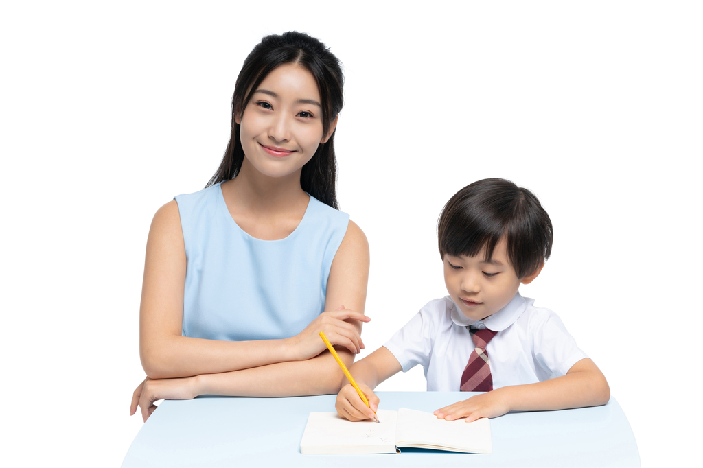 年轻女老师辅导小男孩学习图片