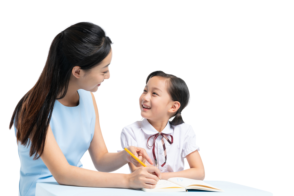 年轻女老师辅导学生学习图片