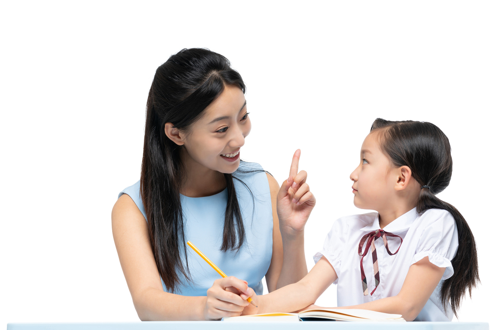 年轻女老师辅导学生学习图片