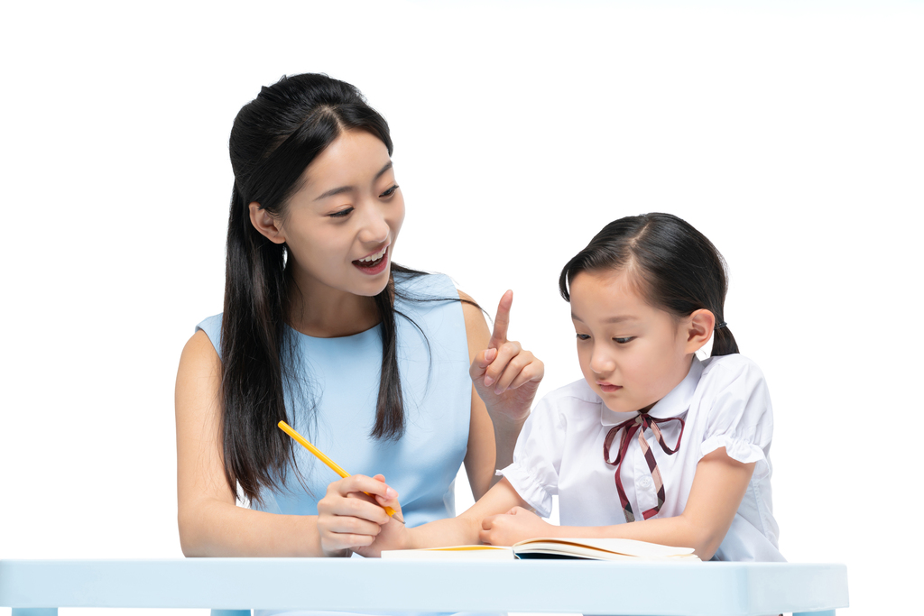 年轻女老师辅导学生学习图片