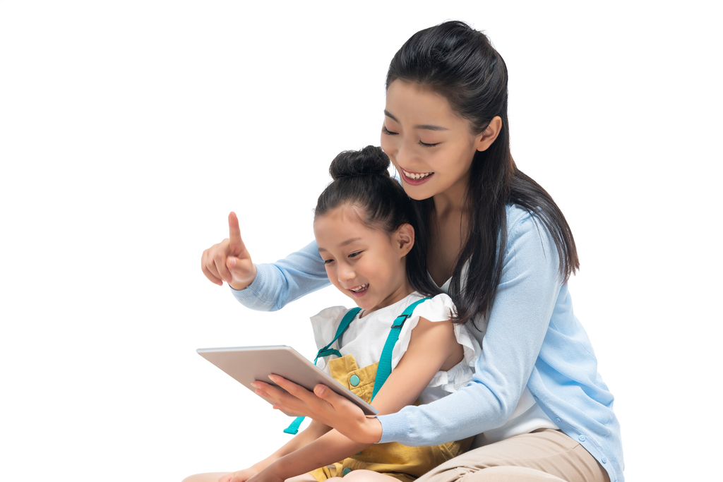 年轻女老师辅导学生学习图片