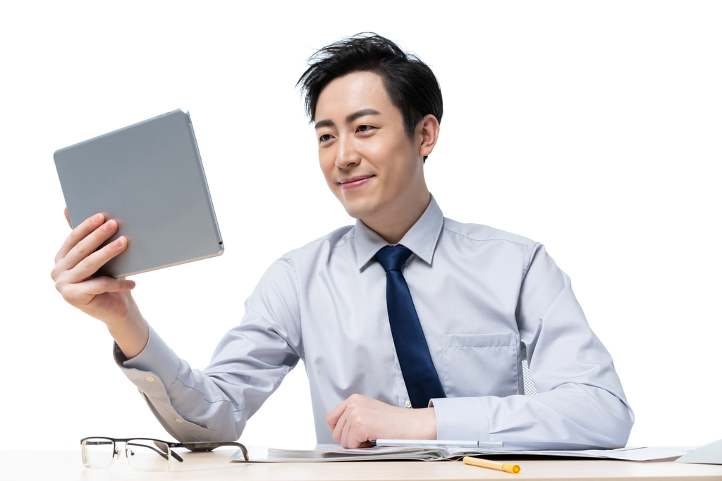 年轻商务男士使用平板电脑图片