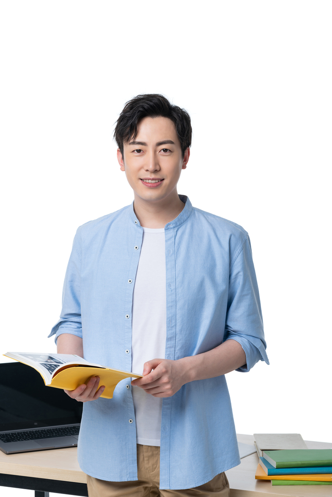 年轻男子在看书