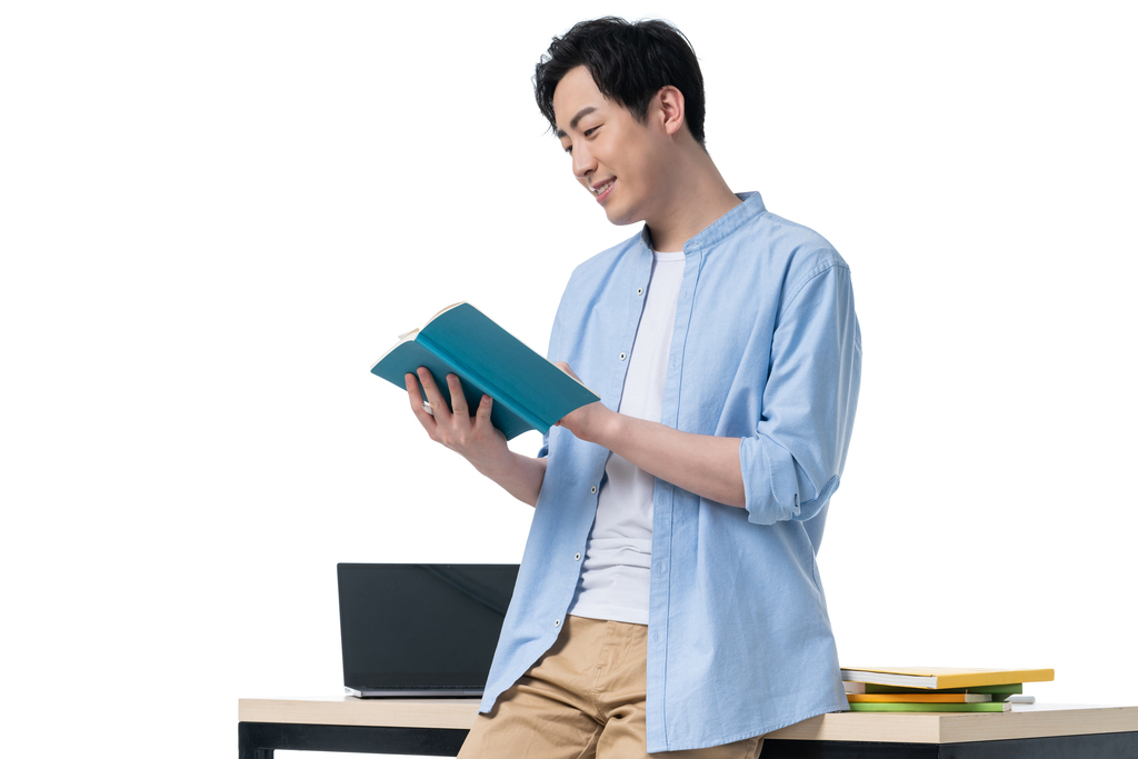 年轻男子在看书