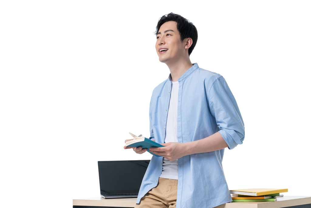 年轻男子在看书