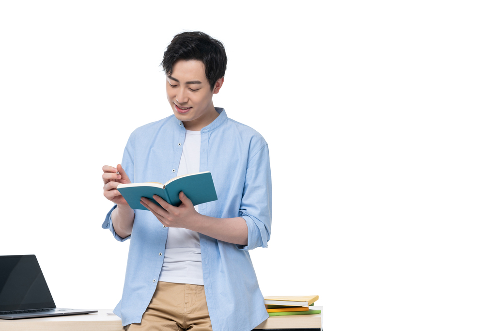 年轻男子在看书图片