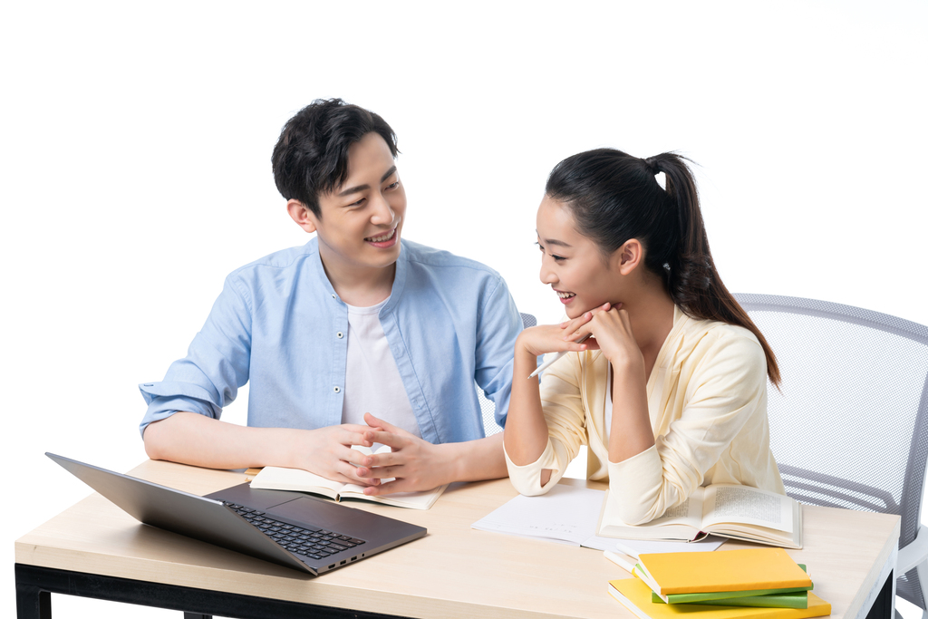年轻男女一起学习图片