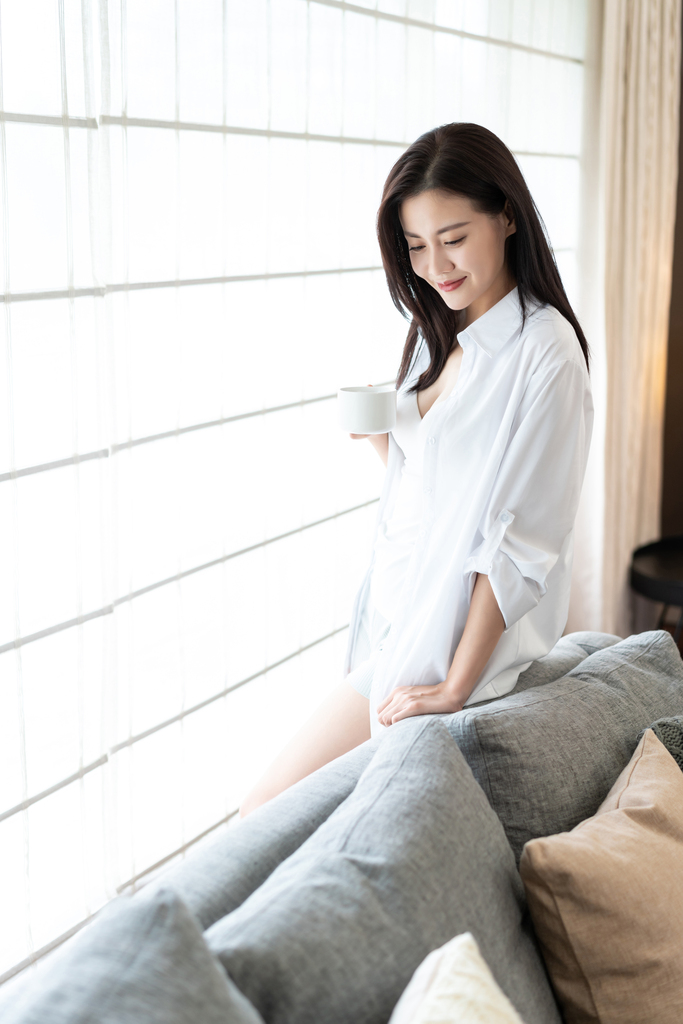 年轻女子在家图片