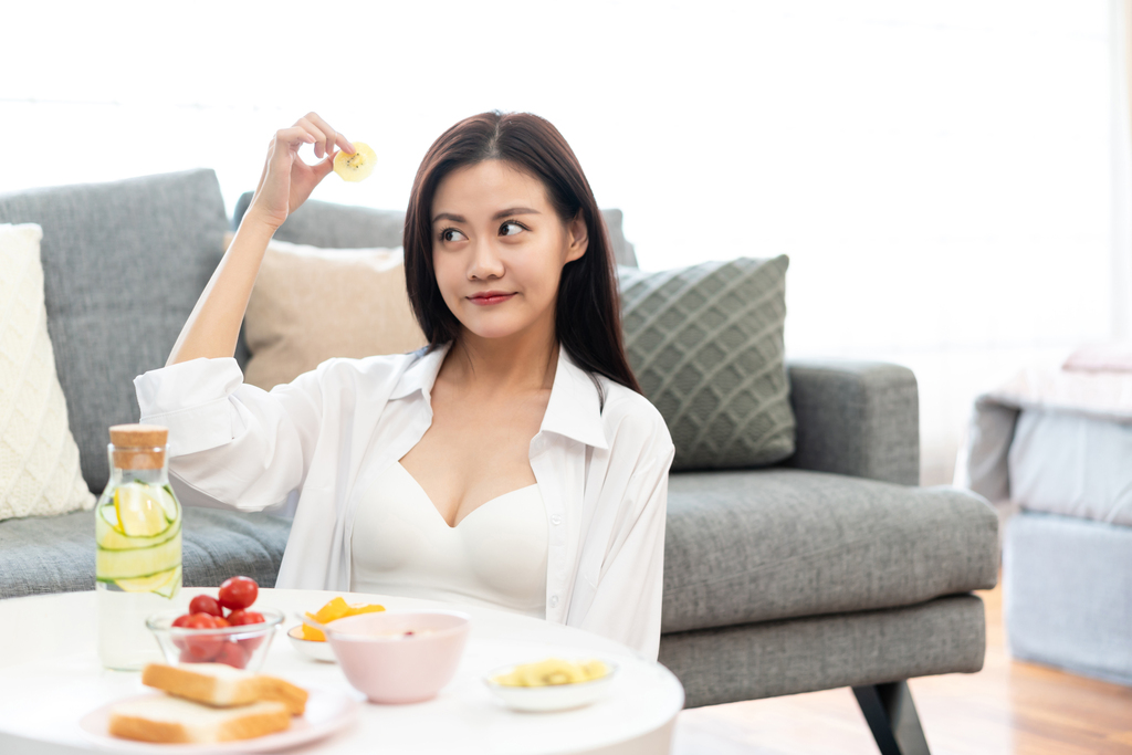 年轻女子在家图片