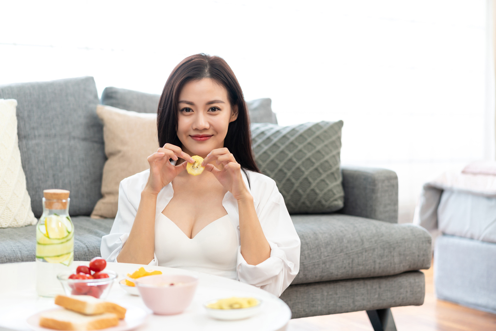 年轻女子在家图片