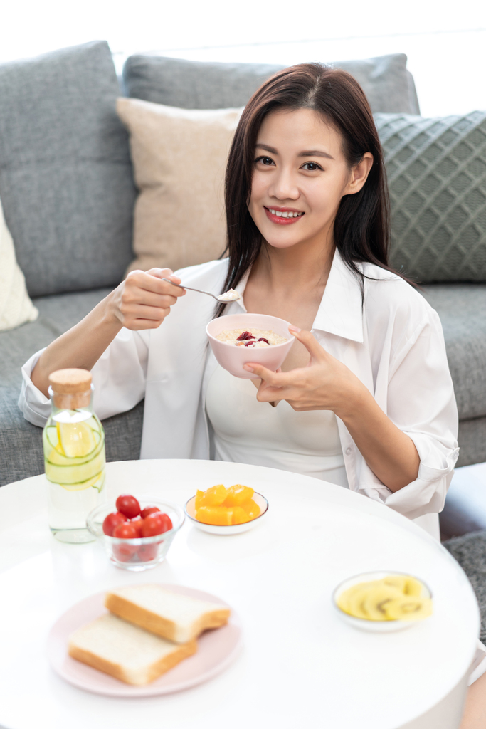 年轻女子在家图片
