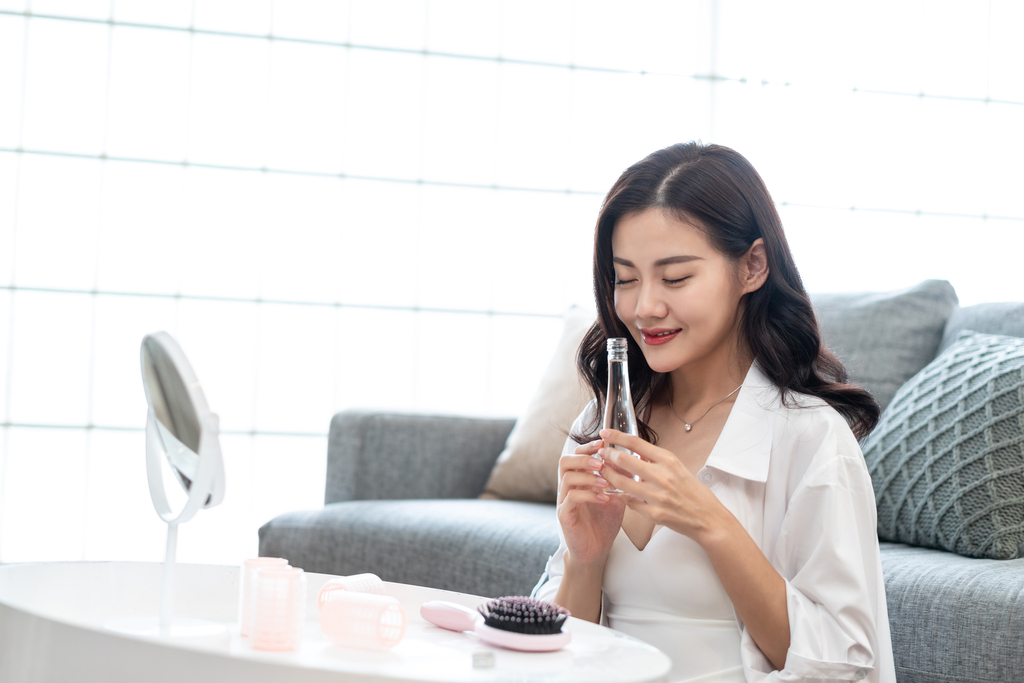 年轻女子护肤图片