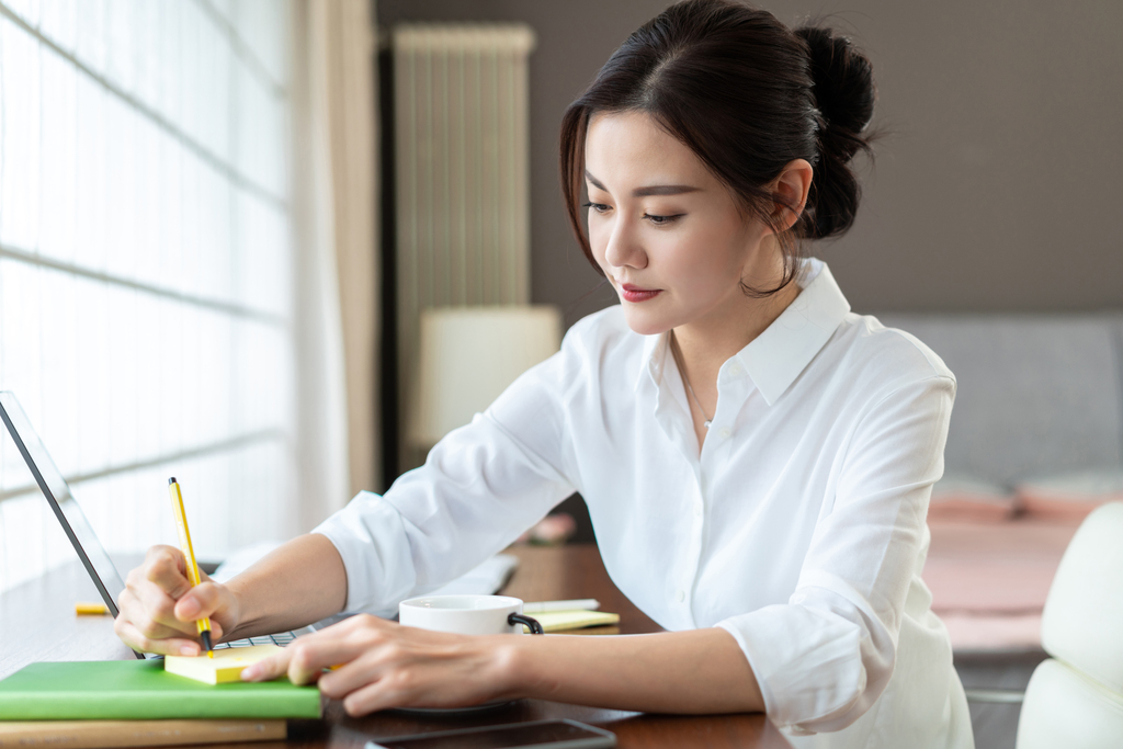 商务女子在酒店使用电脑图片