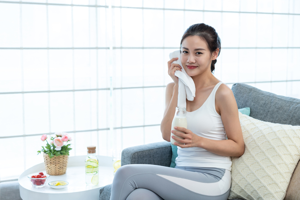 年轻女子锻炼后休息图片