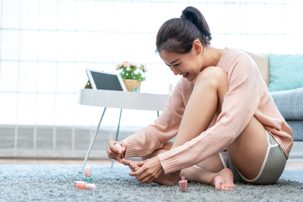 年轻女士在家涂指甲油