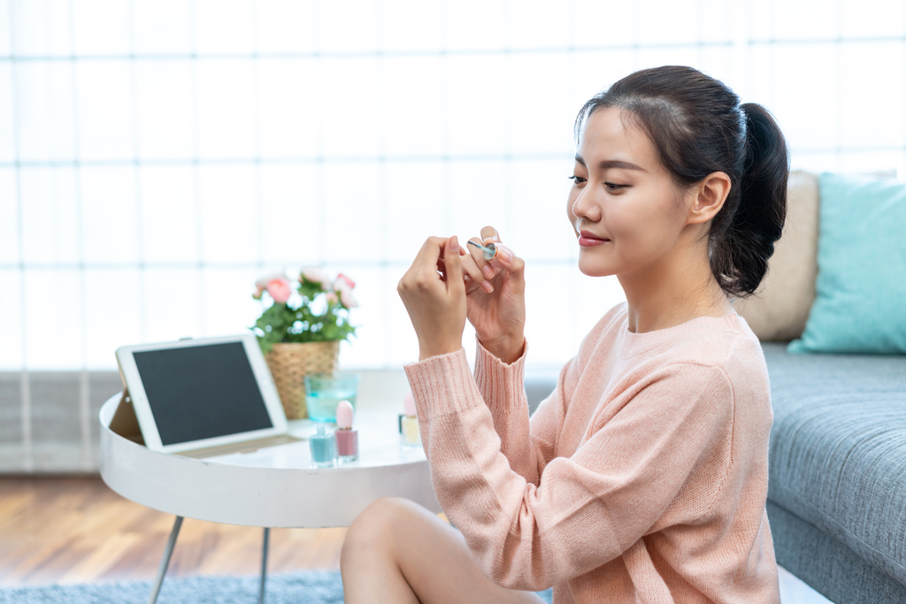 年轻女士在家涂指甲油